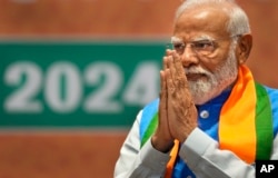 Perdana Menteri India Narendra Modi menyapa saat pembukaan manifesto pemilu partai nasionalis Hindu Bharatiya Janata di New Delhi, India, 14 April 2024. (AP)
