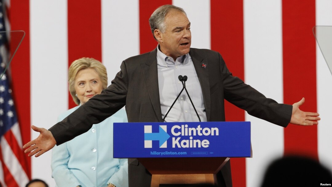 Hillary Clinton mendengar Cawapres Tim Kaine memberikan pidato kepada kerumunan pendukungnya yang sangat antusias di Miami, Florida hari Sabtu (23/7).