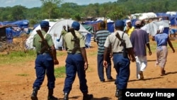 FILE: Zimbabwean police on patrol at the Chingwizi transit camp for over 20,000 people displaced as a result of the flooded Tokwe-Mukorsi Dam. (Photo: Human Rights Watch)