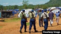 Zimbabwean police on patrol at the Chingwizi transit camp for over 20,000 people displaced as a result of the flooded Tokwe-Mukorsi Dam. (File Photo: Human Rights Watch)