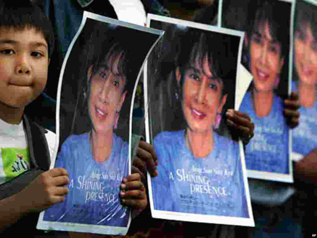 2003年昂山素季的支持者和亲政府派在示威中发生冲突，昂山素季随后遭到拘留，从而引起了更多抗议活动。美联社