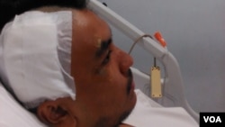 Rizki Zaidan, mahasiswa ITB korban aksi begal yang mengalami luka bacokan di kepala dan kedua kakinya (Teja Wulan/VOA).