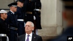 Menteri Pertahanan AS Jim Mattis saat menunggu kunjungan Menteri Pertahanan Belanda Jeanine Hennis-Plasschaert di Pentagon, 15 Agustus 2017. (Foto:dok) 