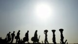کارگران بنگلادشی از کشتی باری در داکا ماسه حمل میکنند.