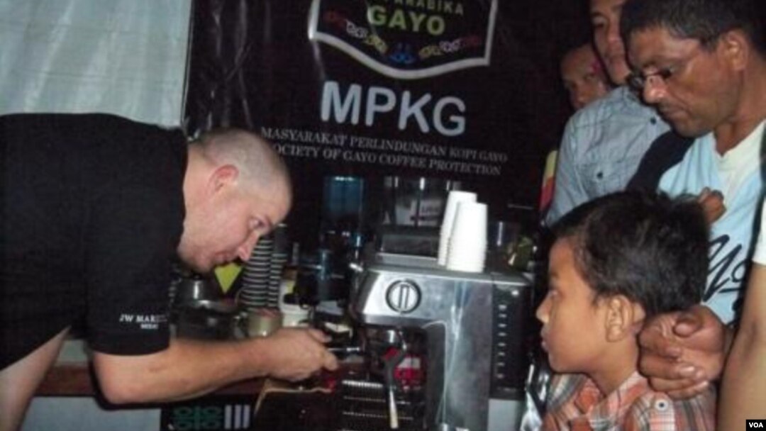Rainhard, seorang peracik kopi Australia melayani pengunjung Festival Kopi di Aceh pada 2012. 