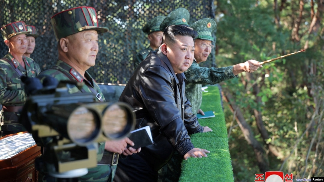 Kim Jong Un, lider Sjeverne Koreje, u vojnoj bazi na nepoznatoj lokaciji, 4. oktobar 2024. (Foto: KCNA via REUTERS)
