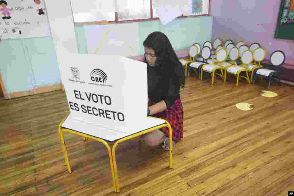 Una mujer ecuatoriana deposita su voto durante las elecciones de medio término y un referendo nacional en Quito, Ecuador, el 5 de febrero de 2023.