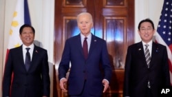美国总统拜登与日本首相岸田文雄和菲律宾总统小马科斯在白宫东厅参加三边峰会前发表谈话。(2024年4月11日)