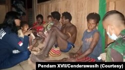 Tim Kesehatan Pos Towe Hitam Satgas Pamtas Yonif Mekanis 403/Wirasada Pratista mengunjungi rumah warga yang mengalami sakit malaria. (Foto: Courtesy/Pendam XVII/Cenderawasih)