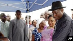 Presidente nigeriano Goodluck Jonathan momentos depois de ter votado nas eleições estaduais de Abril último na Nigéria