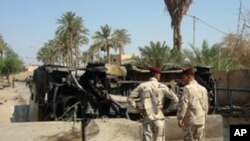폭파현장을 조사하는 이라크 군인들