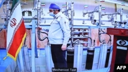 Seorang teknisi sedang bekerja di fasilitas pengayaan uranium milik Iran, Natanz, dalam tangkapan layar video yang dirilis oleh kantor Kepresidenan Iran, 10 April 2021. (Foto: Iranian Presidency/AFP)