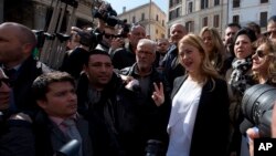 Giorgia Meloni makes the victory sign as he meets reporters in Rome's Pantheon Square, March 16, 2016.