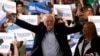 Senator Bernie Sanders tiba bersama istrinya, Jane, dalam pemilihan calon presiden dari Partai Demokrat atau Super Tuesday di Essex Junction, Vermont, 3 Maret 2020. (Foto: Reuters)