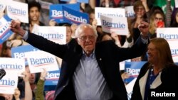 Senator Bernie Sanders tiba bersama istrinya, Jane, dalam pemilihan calon presiden dari Partai Demokrat atau Super Tuesday di Essex Junction, Vermont, 3 Maret 2020. (Foto: Reuters)