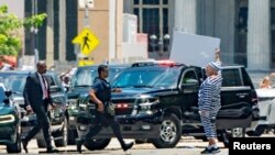 Un hombre hace un gesto cuando la caravana del expresidente de los Estados Unidos, Donald Trump, llega al Palacio de Justicia de los Estados Unidos Wilkie D. Ferguson Jr., para que Trump comparezca en su lectura de cargos por documentos clasificados, en Miami, Florida, Estados Unidos, el 13 de junio de 2023.