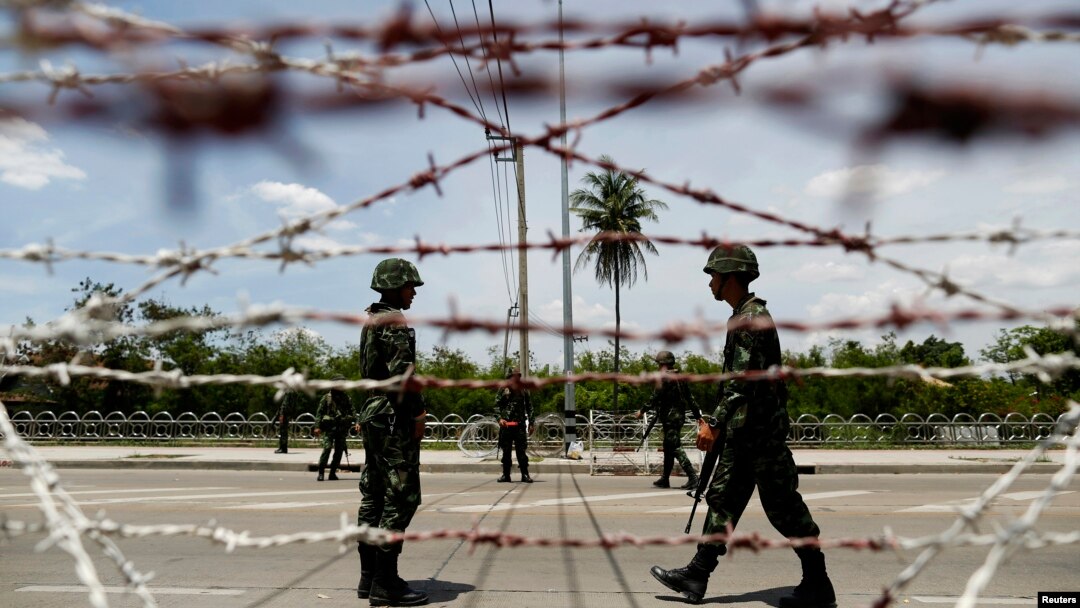 Tentara Thailand menjaga pos perbatasan dekat kamp pendukung "kaos merah" pro-pemerintah di Bangkok (20/5). 