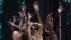 Des danseurs interprètent une scène lors d'une répétition de "Fire Shut Up in My Bones" de Terence Blanchard au Metropolitan Opera le 24 septembre 2021 à New York.