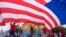 ประชาชนเฉลิมฉลองวันชาติอเมริกา ที่เมืองซานตา โมนิกา รัฐแคลิฟอร์เนีย วันที่ 4 กรกฎาคม 2024 (ที่มา: AP)