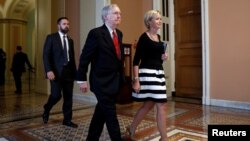 Lãnh đạo Khối đa số Thượng viện Mitch McConnell rời sàn Thượng viện sau cuộc biểu quyết về dự luật chăm sóc y tế trong Tòa nhà Quốc hội, Washington, ngày 26 tháng 7, 2017. 