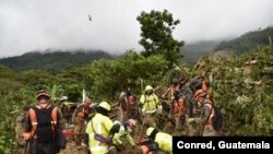 Socorristas remueven escombros de decenas de casas sepultadas por un alud en aldea de Quejá, San Cristóbal Verapaz, tras el paso de la tormenta tropical Eta en noviembre de 2020. Foto cortesía de @ConredGuatemala.