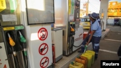 2026년 4월 8일, 마다가스카르 안치라베의 한 주유소에서 미국·이스라엘과 이란 간의 갈등 속에 정부가 국가 에너지 위기를 선포한 가운데, 주유소 직원이 휴대용 연료통(제리캔)에 기름을 채우고 있다.