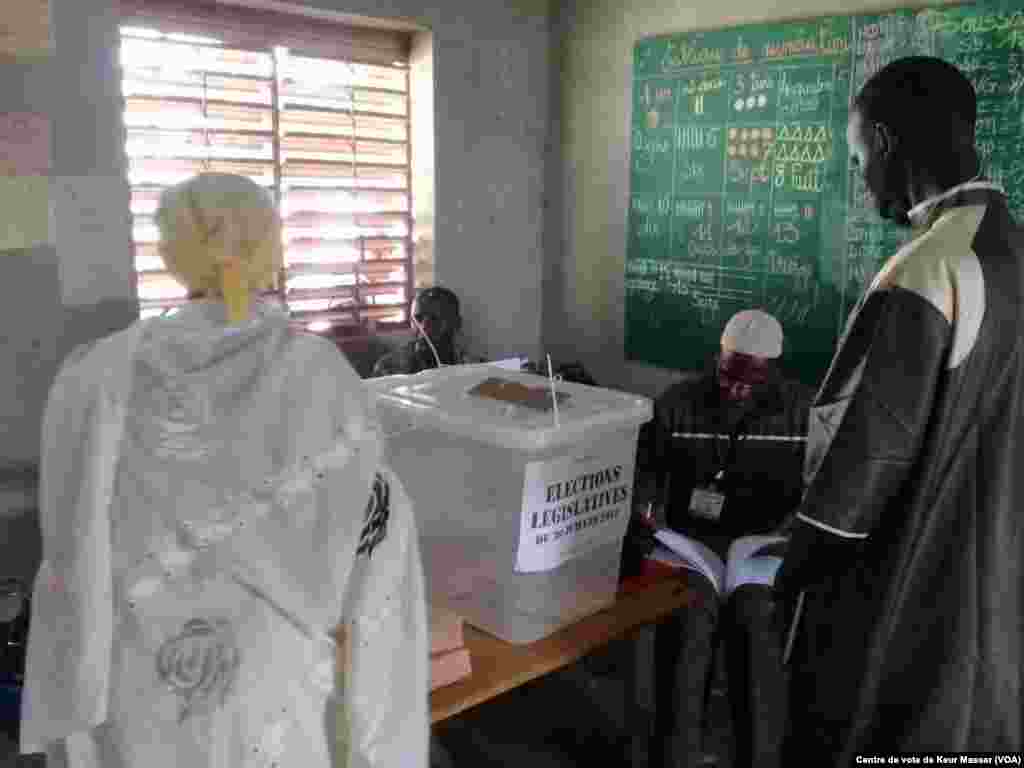 Les Sénégalais votent dans le département de Pikine, au Sénégal, le 30 juillet 2017. (VOA/Centre de vote de Keur Massar)