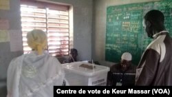 Les Sénégalais votent dans le département de Pikine, au Sénégal, le 30 juillet 2017. (VOA/Centre de vote de Keur Massar)