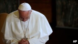 El papa Francisco ora durante una visita a una iglesia luterana en Roma, el domingo 15 de noviembre.