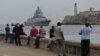 گروهی از شهروندان کوبایی به ورود کشتی‌های جنگی روسیه به بندر هاوانا نگاه می‌کنند. 
