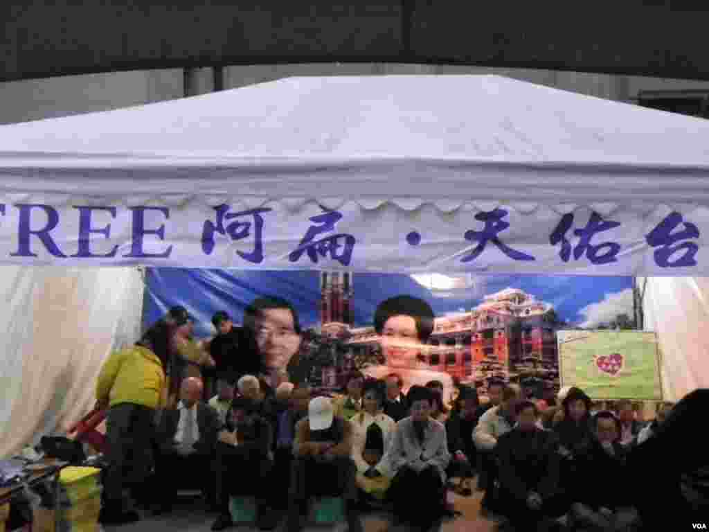 夜幕降临，吕秀莲没有离去的意思。(美国之音许波 拍摄)