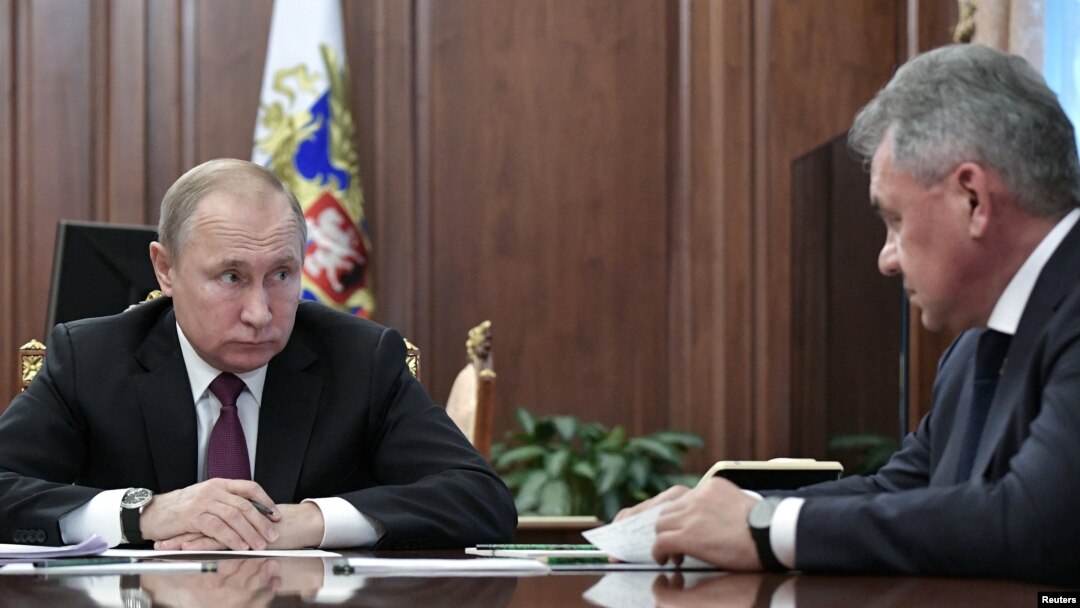 Ruski predsednik Vladimir Putin razgovara sa ministrom odbrane Sergejem Lavrovim, 2. februara 2019. 