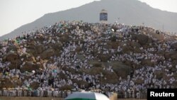 Muslim pilgrims gather on Mount Mercy on the plains of Arafat during the annual haj pilgrimage, outside the holy city of Mecca, Saudi Arabia August 20, 2018.