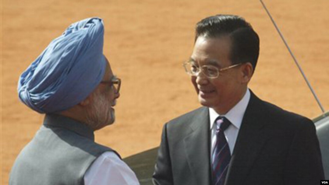Perdana Menteri India Manmohan Singh menyambut PM Tiongkok Wen Jiabao di New Delhi.