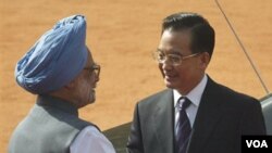 Perdana Menteri India Manmohan Singh menyambut PM Tiongkok Wen Jiabao di New Delhi.