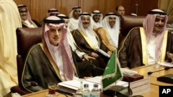 Menteri Luar Negeri Arab Saudi Adel al-Jubeir, kiri dan Menteri Luar Negeri Bahrain, Sheik Khalid Bin Ahmed Al Khalifa, kanan, bertemu dengan menteri luar negeri negara Arab di Kairo, Mesir, Minggu, 19 November 2017. Menteri Luar Negeri Arab Saudi, Mesir, Uni Emirat Arab dan Bahrain bertemu di Kairo untuk membahas deklarasi Saudi tentang cara menghadap pengaruh Iran. Keempat negara Arab tersebut telah memboikot Qatar sejak bulan Juni sebagian karena hubungan baiknya dengan Iran.