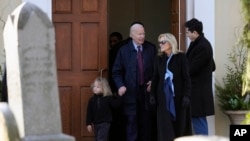 El presidente Joe Biden, la primera dama Jill Biden, y su nieto Beau Biden salen de la Iglesia Católica Brandywine en Wilmington, Delaware, el miércoles 18 de diciembre de 2024.