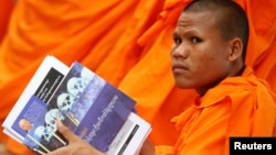 FILE - A Buddhist monk attends a hearing for former Khmer Rouge leaders at the Extraordinary Chambers in the Courts of Cambodia (ECCC), on the outskirts of Phnom Penh December 7, 2011.