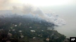 Lave se deversant dans le lac Kivu suite à l'éruption du volcan de de Nyiragongo à Goma, le 19 janvier 2002. (AP / Arnaud Zajtman)