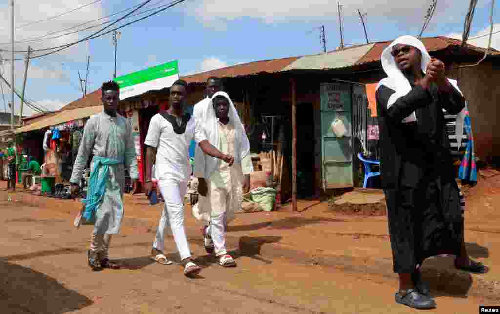 Waumini wanasali sala ya Eid al-Fitr mjini Nairobi katika kipindi cha janga la corona