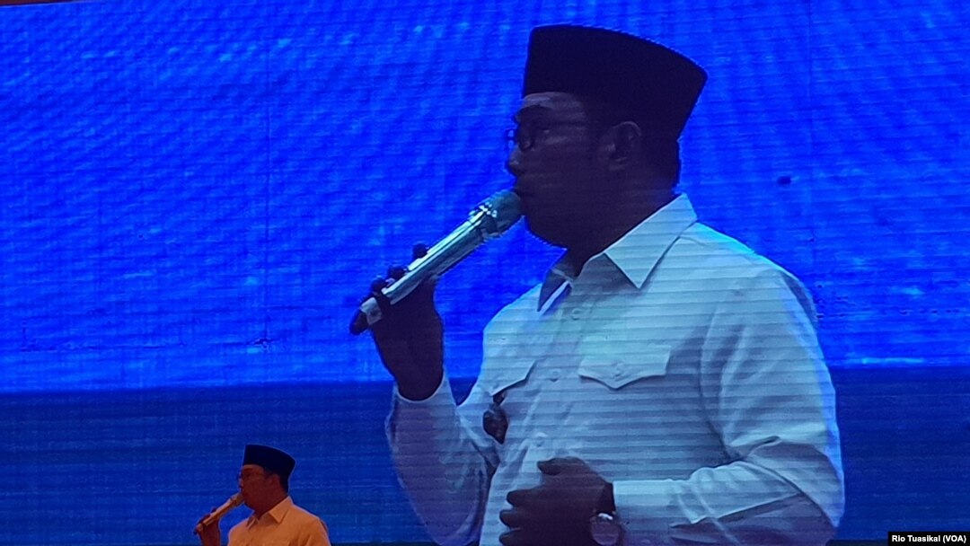 Komandan Satgas Citarum Ridwan Kamil berbicara pada evaluasi satu tahun Citarum Harum di Bandung, Januari 2019 (foto: VOA/Rio Tuasikal)