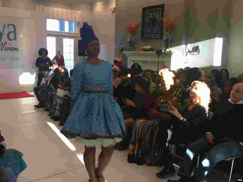 Desfile de moda da marca da estilista nigeriana Vivien Agbakoba, a Anya by Vivien