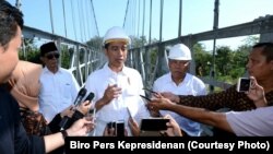 Presiden Joko Widodo usai meresmikan Jembatan Gantung Mangunsuko 2c Magelang Jawa Tengah Senin 18 September 2017. (Courtesy Photo: Biro Pers Kepresidenan)