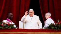 Paus Fransiskus saat menyampaikan pidato tradisional Natal Urbi et Orbi dari balkon utama Basilika Santo Petrus di Vatikan, 25 Desember 2024. (Yara Nardi/REUTERS)