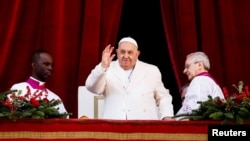 El papa Francisco saluda en el día en que pronuncia su tradicional discurso Urbi et Orbi del día de Navidad desde el balcón principal de la Basílica de San Pedro en el Vaticano, el 25 de diciembre de 2024.