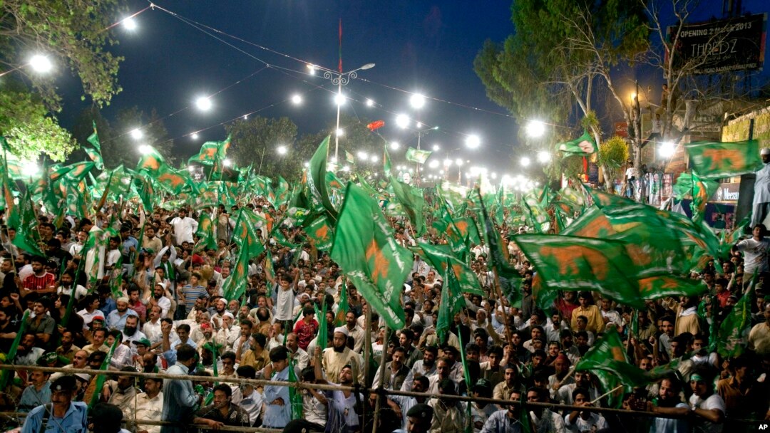 د لندن څخه د ويډيو لنک د لارې اتوار، يکشنبې، په شپه د پي ډي اېم غونډس ته تقرير کې نواز شريف تور ولګولو چې د هيواد د معاشي، انتظامي او سياسي بحران ذمه وار هغه پوځي جرنيلان هم دي چې عمران خان یې اقتدار کى راوستى