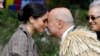 Meghan Markle, istri Pangeran Inggris Harry, menerima &quot;hongi&quot; sambutan tradisional suku Maori di Government House, kota Wellington dalam kunjungan ke Selandia Baru.