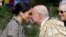 Meghan Markle, istri Pangeran Inggris Harry, menerima &quot;hongi&quot; sambutan tradisional suku Maori di Government House, kota Wellington dalam kunjungan ke Selandia Baru.
