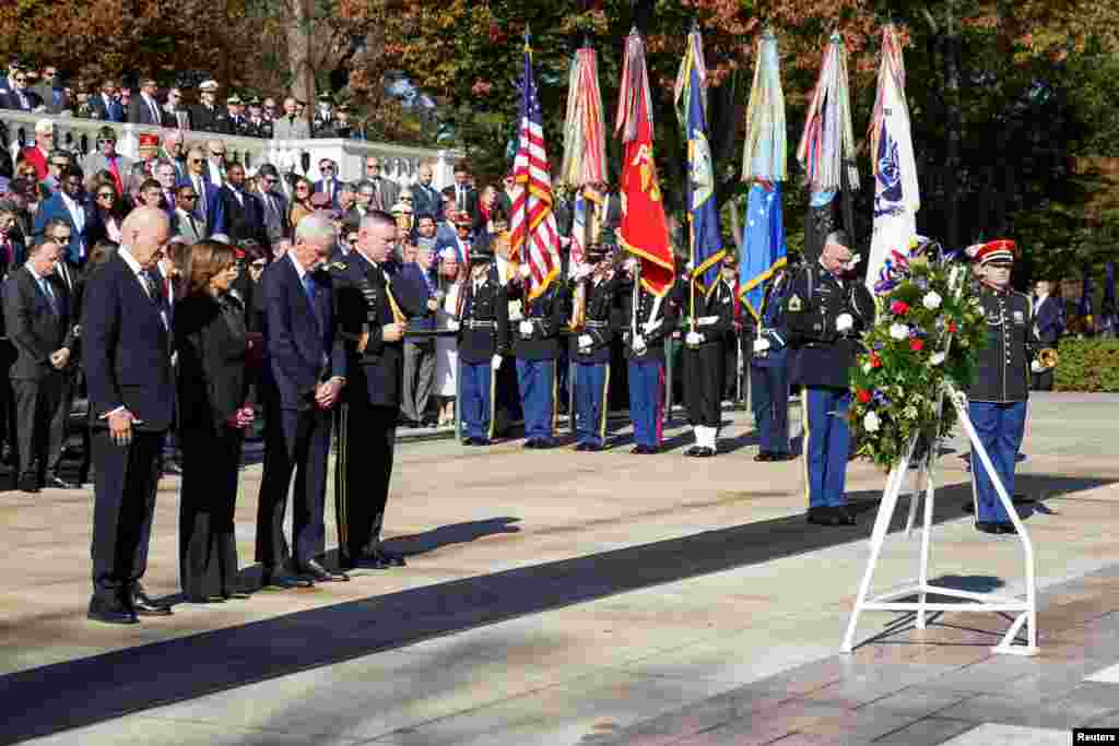 El presidente Biden, la vicepresidenta Harris y el secretario de Asuntos de Veteranos de Estados Unidos, Denis McDonough, participan en la ceremonia de colocación de una corona de flores en la Tumba del Soldado Desconocido.