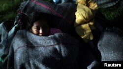 Miles de migrantes, incluidos niños, son parte de la caravana que permanece en un estadio de México y quieren llegar a EE.UU.